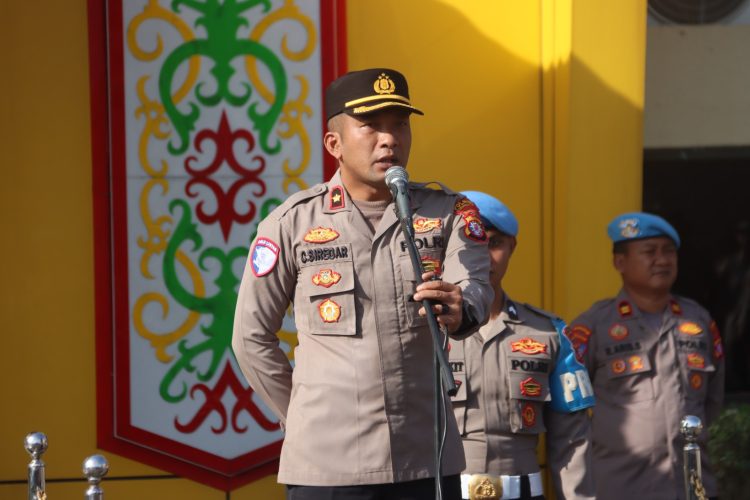 Wakapolres Kotawaringin Timur (Kotim) Kompol Christian Maruli Tua Siregar, S.I.K., M.M., memimpin langsung Apel Jam Pimpinan di halaman Mapolres Kotim.