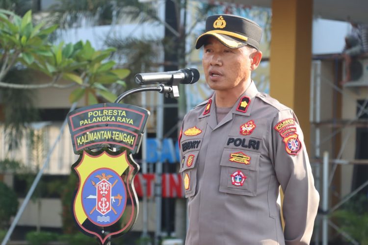 Kepala Bagian Operasional (Kabagops) Polresta Palangka Raya, Polda Kalteng, Kompol Hendry, S.E. saat memimpin apel pagi kesatuannya, Selasa (26/5/2026) pagi. 