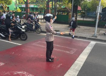 Pengaturan arus lalu lintas (lalin) secara rutin dilakukan oleh Satlantas Polresta Palangka Raya, Polda Kalteng sebagai komitmen untuk memastikan keselamatan seluruh pengguna jalan, khususnya bagi para pelajar saat jam masuk sekolah. 