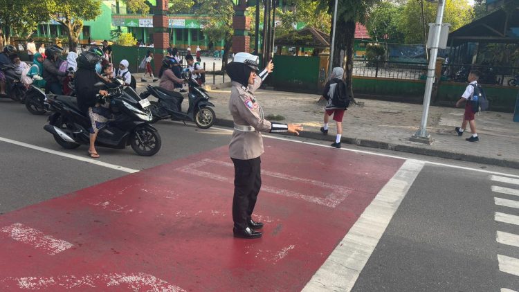 Pengaturan arus lalu lintas (lalin) secara rutin dilakukan oleh Satlantas Polresta Palangka Raya, Polda Kalteng sebagai komitmen untuk memastikan keselamatan seluruh pengguna jalan, khususnya bagi para pelajar saat jam masuk sekolah.