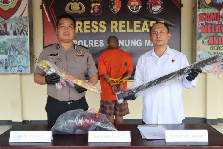 Keberhasilan ini dipaparkan langsung dalam konferensi pers yang digelar di lobi Mapolres Gunung Mas. Agenda tersebut dipimpin oleh Kasat Reskrim Polres Gunung Mas AKP Agung Wijaya Kusuma, S.I.K., M.H., dengan didampingi oleh PS Kasihumas Ipda Abner, S.Sos., Senin (25/5/2026) pukul 15.30 WIB.