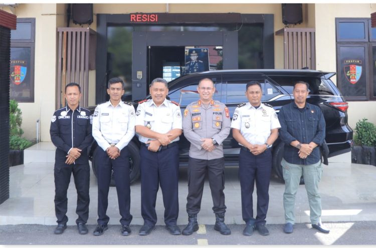 Kapolres Seruyan AKBP BEDDY SUWENDI, S.H., S.I.K., didampingi Kasat Reskrim dan Kasat Resnarkoba, menerima kunjungan Kepala Balai Pemasyarakatan (BAPAS) Sampit, PRAYUDHA RACHMADANY, S.H., M.H., beserta rombongan, pada Selasa (26/5) pukul 13.30 WIB, bertempat di ruang kerja Kapolres Seruyan.