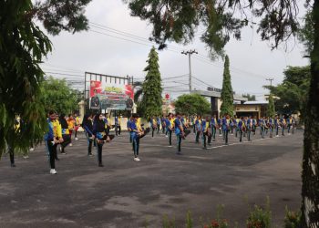 Personel Polresta Palangka Raya melaksanakan kegiatan olahraga rutin sebagai upaya menjaga kebugaran dan kesehatan fisik guna mendukung pelaksanaan tugas pelayanan kepada masyarakat.