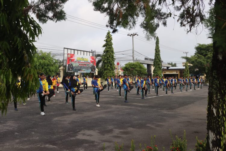 Personel Polresta Palangka Raya melaksanakan kegiatan olahraga rutin sebagai upaya menjaga kebugaran dan kesehatan fisik guna mendukung pelaksanaan tugas pelayanan kepada masyarakat.