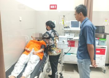 Sattahti Polresta Palangka Raya melakukan pemeriksaan kesehatan terhadap seorang tahanan Polsek Pahandut yang mengalami gangguan kesehatan dan menjalani penanganan medis di Rumah Sakit Bhayangkara Palangka Raya.