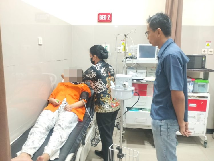 Sattahti Polresta Palangka Raya melakukan pemeriksaan kesehatan terhadap seorang tahanan Polsek Pahandut yang mengalami gangguan kesehatan dan menjalani penanganan medis di Rumah Sakit Bhayangkara Palangka Raya.