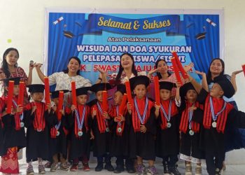Mengenakan toga wisuda dengan wajah penuh kebanggaan, delapan siswa laki-laki dan enam siswa perempuan mengikuti prosesi pelepasan yang berlangsung sederhana namun sarat makna.