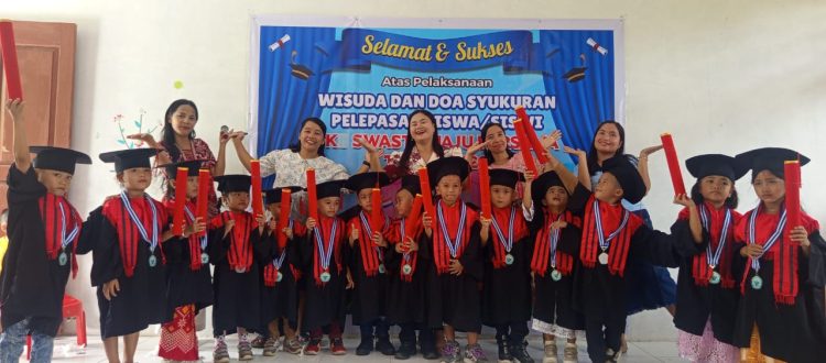 Mengenakan toga wisuda dengan wajah penuh kebanggaan, delapan siswa laki-laki dan enam siswa perempuan mengikuti prosesi pelepasan yang berlangsung sederhana namun sarat makna.