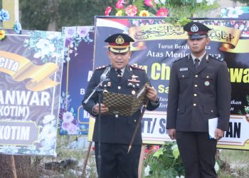 Kapolres Kotim AKBP Resky Maulana Zulkarnain, S.H., S.I.K., M.H., memimpin langsung upacara pemberangkatan dan pemakaman jenazah Alm. Aiptu Choirul Anwar, pada Sabtu sore (30/05/2026).