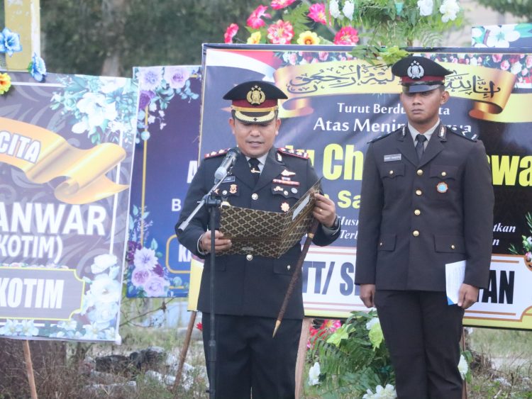 Kapolres Kotim AKBP Resky Maulana Zulkarnain, S.H., S.I.K., M.H., memimpin langsung upacara pemberangkatan dan pemakaman jenazah Alm. Aiptu Choirul Anwar, pada Sabtu sore (30/05/2026).
