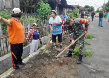 Babinsa Koramil 03/Siantar Selatan Kodim 0207/Simalungun, Sertu Walter Sijabat, bersama Bhabinkamtibmas, perangkat kelurahan, dan masyarakat Nembos melaksanakan kegiatan gotong royong demi menciptakan lingkungan yang bersih dan nyaman.