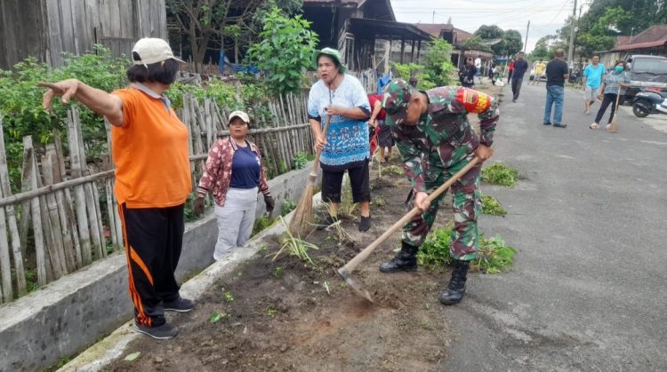 Babinsa Koramil 03/Siantar Selatan Kodim 0207/Simalungun, Sertu Walter Sijabat, bersama Bhabinkamtibmas, perangkat kelurahan, dan masyarakat Nembos melaksanakan kegiatan gotong royong demi menciptakan lingkungan yang bersih dan nyaman.