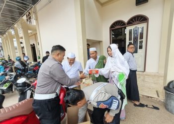 Satlantas Polres Kotim Berbagi kepada Jama'ah Mesjid Assalam, dengan Pembagian makanan Nasi kotak kepada Jama'ah Sholat Dzuhur diMasjid Jami' Assalam Jalan Iskandar Sampit Kab. Kotawaringin Timur. Pada hari Sabtu siang (09/05/26).