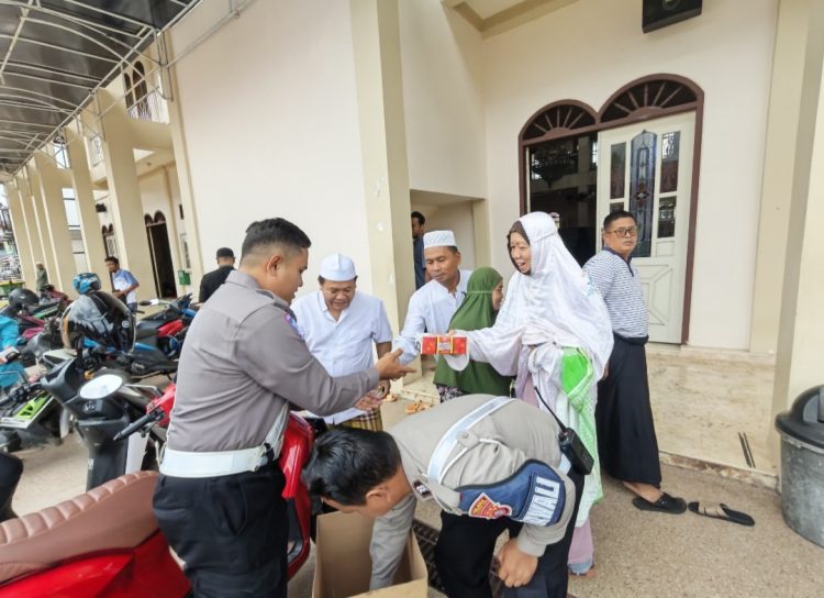 Satlantas Polres Kotim Berbagi kepada Jama'ah Mesjid Assalam, dengan Pembagian makanan Nasi kotak kepada Jama'ah Sholat Dzuhur diMasjid Jami' Assalam Jalan Iskandar Sampit Kab. Kotawaringin Timur. Pada hari Sabtu siang (09/05/26).