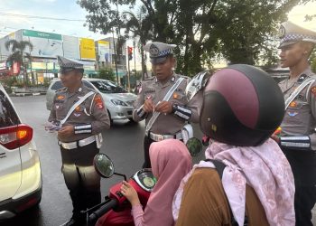 Satlantas Polres Kotawaringin Timur Sosialisasi dan penempelan sticker layanan 110 Polres Kotim dan Aplikasi Super Presisi Polri Selasa sore  12 Mei 2026. 