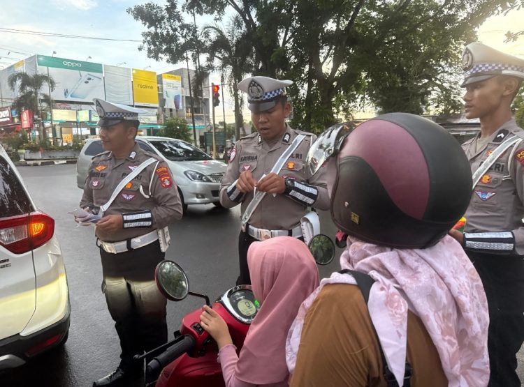 Satlantas Polres Kotawaringin Timur Sosialisasi dan penempelan sticker layanan 110 Polres Kotim dan Aplikasi Super Presisi Polri Selasa sore 12 Mei 2026.