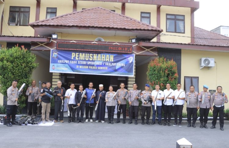 Kegiatan pemusnahan dipimpin langsung Kapolres Samosir, AKBP Rina Sry Nirwana Tarigan, S.I.K., M.H dan dihadiri Wakapolres Samosir Kompol Briston A.M Napitupulu, S.T., S.I.K, para pejabat utama Polres Samosir, tokoh masyarakat, tokoh agama, insan pendidikan, organisasi wartawan, serta personel Polres Samosir.