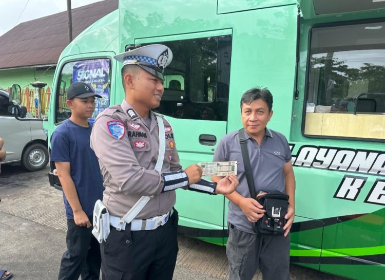 Sat Lantas Polres Kotim, Melaksanakan kegiatan Pelayanan SAMSAT CAR FREE DAY (CFD), yang merupakan program inovasi satlantas Polres Kotim di Taman Kota Sampit Kec MB Ketapang Kab Kotim,pada hari Minggu, 17 Mei 2026 Skj. 06.00 S/d 09.00 WIB.
