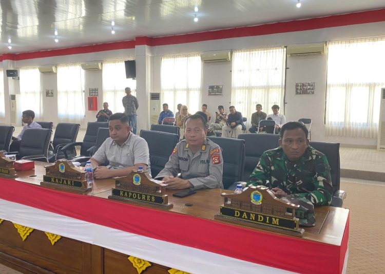Personel Polres Ogan Ilir menghadiri kegiatan Rapat Paripurna XXXI DPRD Kabupaten Ogan Ilir dalam rangka pembahasan pandangan umum fraksi-fraksi DPRD terhadap Nota Penjelasan Bupati Ogan Ilir mengenai Rancangan Peraturan Daerah atas usul Pemerintah Kabupaten Ogan Ilir Tahun 2026, Senin (18/5/2026).