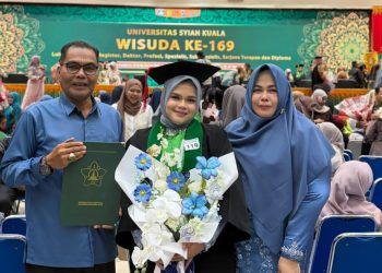 Haliza Meisarah, S.H, C.CLE didampingi kedua Orangtuanya resmi diwisuda bersama ratusan wisudawan dan wisudawati Universitas Syiah Kuala (USK), Rabu (20/05/25) di Banda Aceh.