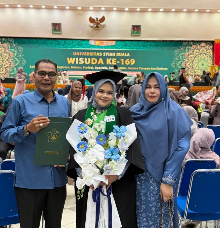 Haliza Meisarah, S.H, C.CLE didampingi kedua Orangtuanya resmi diwisuda bersama ratusan wisudawan dan wisudawati Universitas Syiah Kuala (USK), Rabu (20/05/25) di Banda Aceh.