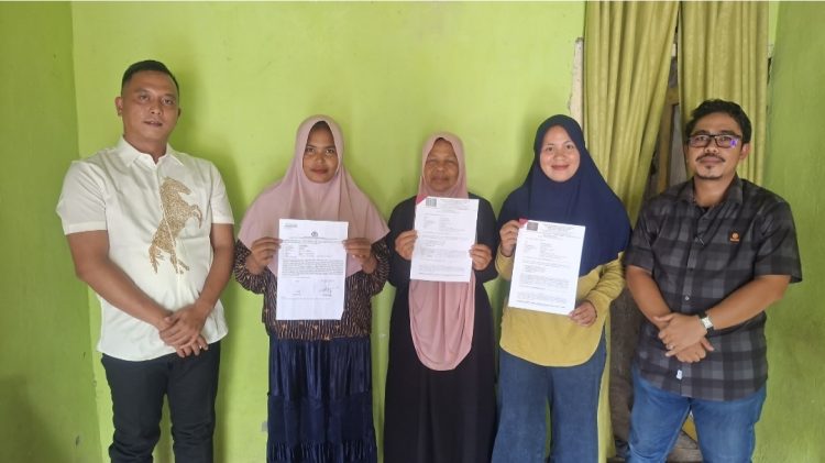 Foto dengan istri korban pengeroyokan