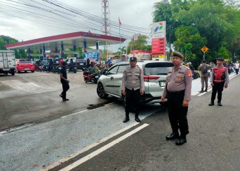 Personel gabungan melaksanakan pengamanan dan pemantauan aktivitas masyarakat di SPBU 64.731.08 Jalan Imam Bonjol, Kelurahan Langkai, Kecamatan Pahandut, Kota Palangka Raya, Sabtu (9/5/2026).