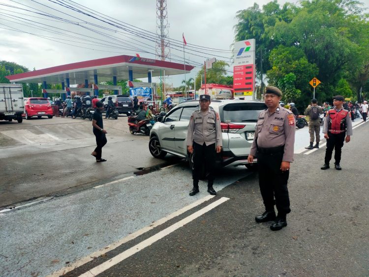Personel gabungan melaksanakan pengamanan dan pemantauan aktivitas masyarakat di SPBU 64.731.08 Jalan Imam Bonjol, Kelurahan Langkai, Kecamatan Pahandut, Kota Palangka Raya, Sabtu (9/5/2026).