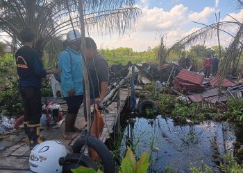 Personel Polsek Sabangau Polresta Palangka Raya bergerak cepat mendatangi lokasi kebakaran yang menghanguskan satu unit rumah dan sebuah gudang di Jalan Pasendeng, Kelurahan Sabaru.