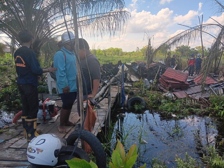 Personel Polsek Sabangau Polresta Palangka Raya bergerak cepat mendatangi lokasi kebakaran yang menghanguskan satu unit rumah dan sebuah gudang di Jalan Pasendeng, Kelurahan Sabaru.