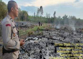 personel Polsek Tanjung Batu melaksanakan pengecekan titik hotspot yang terdeteksi di Kelurahan Payaraman Barat, Kecamatan Payaraman, Kabupaten Ogan Ilir, Sabtu (30/5/2026).