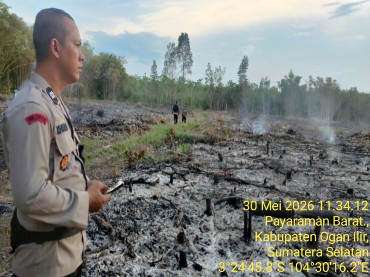 personel Polsek Tanjung Batu melaksanakan pengecekan titik hotspot yang terdeteksi di Kelurahan Payaraman Barat, Kecamatan Payaraman, Kabupaten Ogan Ilir, Sabtu (30/5/2026).