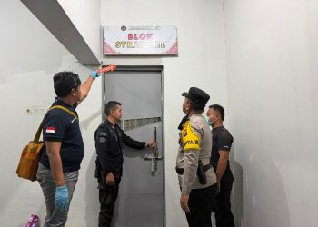 Pamapta III SPKT Polresta Palangka Raya bersama piket fungsi mendatangi tempat kejadian perkara (TKP) penemuan seorang warga binaan yang meninggal dunia di Lapas Kelas II A Palangka Raya, Jalan Tjilik Riwut Km. 40.