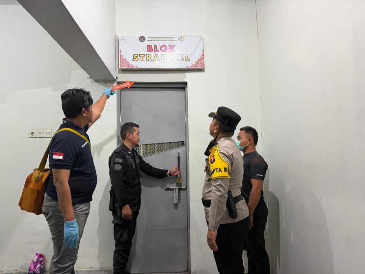 Pamapta III SPKT Polresta Palangka Raya bersama piket fungsi mendatangi tempat kejadian perkara (TKP) penemuan seorang warga binaan yang meninggal dunia di Lapas Kelas II A Palangka Raya, Jalan Tjilik Riwut Km. 40.
