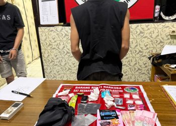 Dua pria berinisial Sdr AR Bin AB 20 th, dan Sdr MR Bin NS 21th diringkus saat membawa dan menyimpan 6 paket sabu dengan berat kotor 18,2 gram, pada hari Sabtu (30/05/2026).