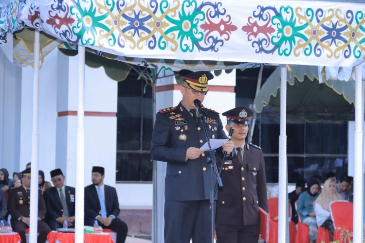Kapolres Seruyan AKBP BEDDY SUWENDI, S.H., S.I.K. bertindak selaku Inspektur Upacara dalam Upacara Peringatan Hari Lahir Pancasila Tahun 2026 yang digelar pada Senin 1/6/2026 pukul 07.00 WIB, bertempat di Halaman Kantor Bupati Kabupaten Seruyan.