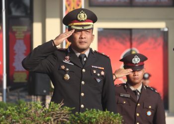 Upacara dipimpin Waka Polres Kotim Kompol Christian Maruli Tua Siregar, S.I.K., M.M. selaku Inspektur Upacara mewakili Kapolres Kotim dan diikuti seluruh Pejabat Utama, personel Polres Kotim, serta personel Polsek jajaran dalam kota, pada hari Senin pagi (01/06/2026).
