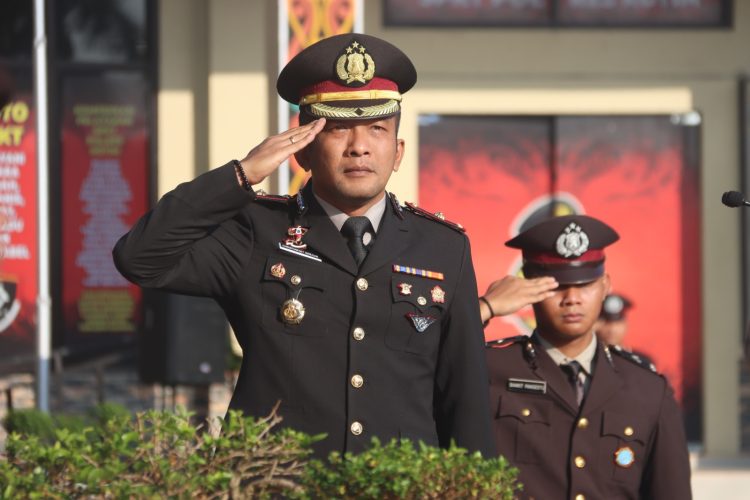 Upacara dipimpin Waka Polres Kotim Kompol Christian Maruli Tua Siregar, S.I.K., M.M. selaku Inspektur Upacara mewakili Kapolres Kotim dan diikuti seluruh Pejabat Utama, personel Polres Kotim, serta personel Polsek jajaran dalam kota, pada hari Senin pagi (01/06/2026).