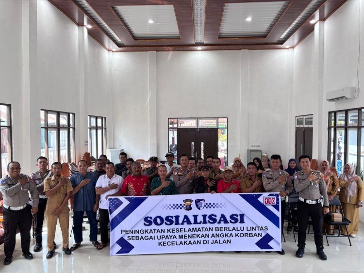 Satuan Lalu Lintas (Satlantas) Polres Seruyan melaksanakan kegiatan silaturahmi sekaligus sosialisasi keselamatan berlalu lintas dengan masyarakat Kelurahan Kuala Pembuang I, Kabupaten Seruyan, Provinsi Kalimantan Tengah, pada Selasa (2/6) mulai pukul 10.00 WIB hingga 11.20 WIB.