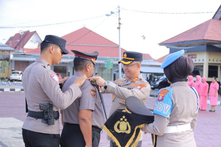 Upacara Kenaikan Pangkat Pengabdian digelar untuk menghormati dedikasi panjang salah satu personel terbaik Polres Seruyan, yakni KOMPOL Luluk Sumarsono yang sebelumnya berpangkat AKP, menjabat sebagai Kepala Bagian Sumber Daya Manusia (Kabag SDM) Polres Seruyan.