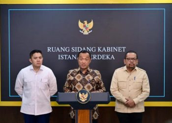 Saat memberikan keterangan pers, Mensesneg didampingi oleh Sekretaris Kabinet Teddy Indra Wijaya dan Kepala Badan Komunikasi Pemerintah Muhammad Qodari.
