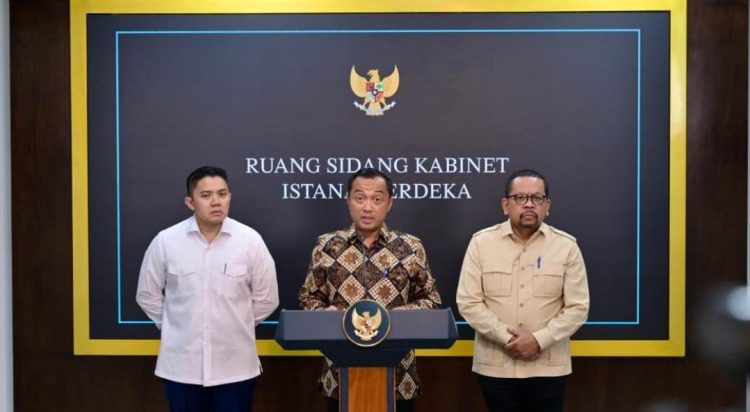 Saat memberikan keterangan pers, Mensesneg didampingi oleh Sekretaris Kabinet Teddy Indra Wijaya dan Kepala Badan Komunikasi Pemerintah Muhammad Qodari.