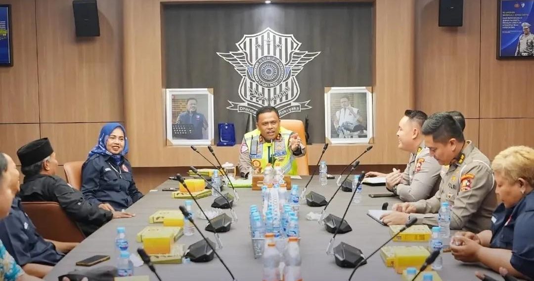 Kakorlantas Polri dalam agenda audiensi bersama perwakilan ojol se-Jabodetabek di Gedung NTMC Polri, Jakarta, pada Selasa (2/6/2026). Dalam pertemuan itu, Irjen Pol. Agus Suryonugroho memaparkan data krusial terkait situasi darurat kecelakaan di tanah air.