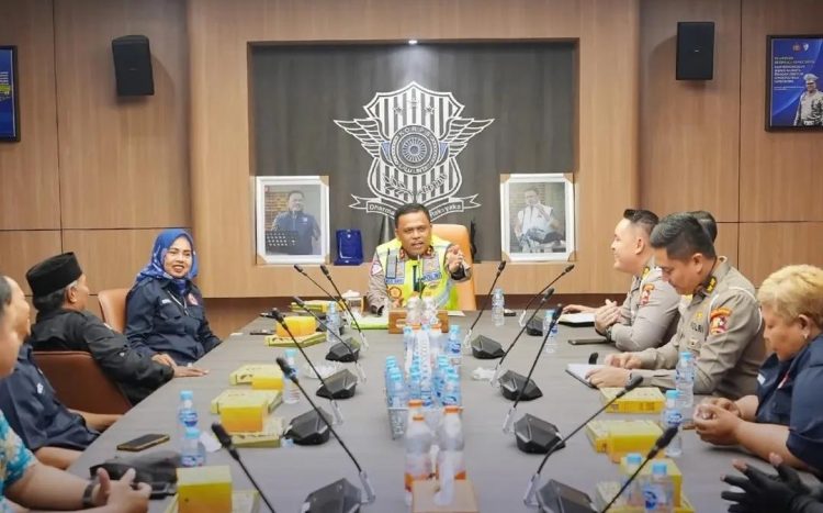 Kakorlantas Polri dalam agenda audiensi bersama perwakilan ojol se-Jabodetabek di Gedung NTMC Polri, Jakarta, pada Selasa (2/6/2026). Dalam pertemuan itu, Irjen Pol. Agus Suryonugroho memaparkan data krusial terkait situasi darurat kecelakaan di tanah air.
