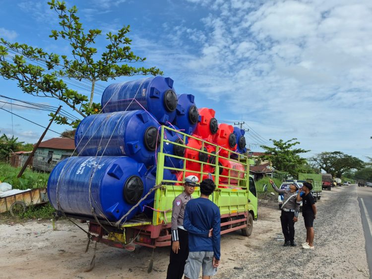 Satlantas Polres Kotim melaksanakan kegiatan Patroli dan Sosialisasi Edukasi tentang larangan penggunaan kenalpot yang tidak sesuai Spesifikasi Teknis, Sosialisasi Over Loading dan Cegah Anak Mengendarai Motor. Rabu (03/06/26) siang.