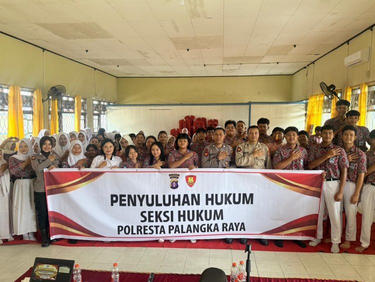 Seksi Hukum Polresta Palangka Raya melaksanakan penyuluhan hukum kepada para pelajar di Aula SMA Negeri 6 Palangka Raya dengan mengangkat materi tentang bahaya bullying dan aturan hukum bagi pelaku berdasarkan Undang-Undang Nomor 1 Tahun 2023 tentang KUHP.