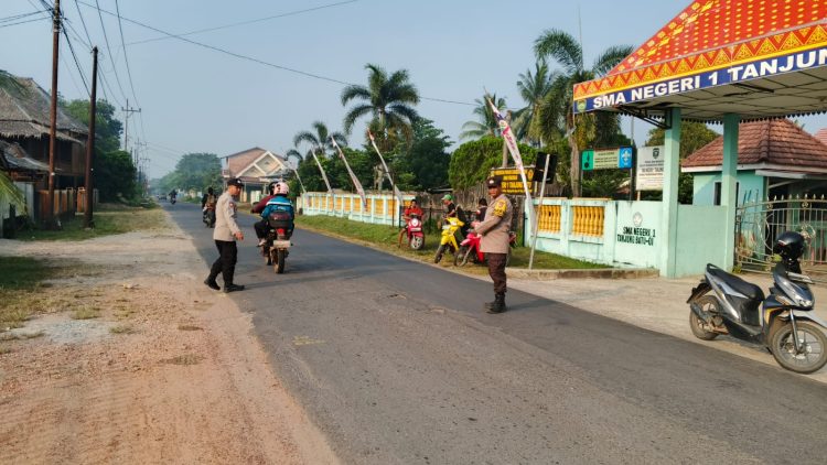 Personel Polsek Tanjung Batu melaksanakan kegiatan Strong Point pagi dan pengaturan lalu lintas pada Kamis (04/06/2026) mulai pukul 06.30 WIB.