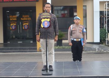 Kasatintelkam AKP Subarjo memimpin apel pagi yang digelar di Mapolresta Palangka Raya dan diikuti oleh personel dari berbagai satuan fungsi.