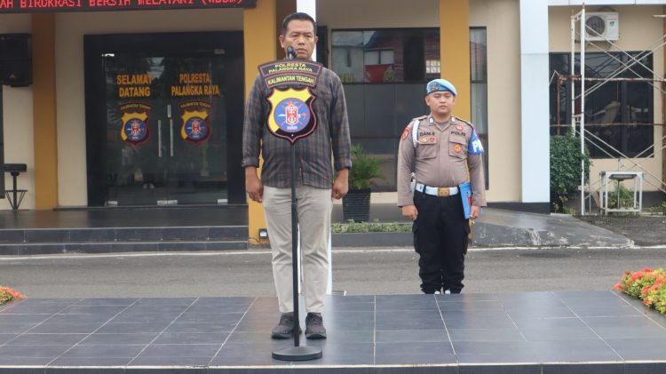 Kasatintelkam AKP Subarjo memimpin apel pagi yang digelar di Mapolresta Palangka Raya dan diikuti oleh personel dari berbagai satuan fungsi.