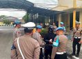 Seksi Propam Polresta Palangka Raya melaksanakan pemeriksaan dan razia kendaraan bermotor milik personel di pintu masuk Mapolresta Palangka Raya menjelang pelaksanaan Operasi Patuh Telabang 2026.